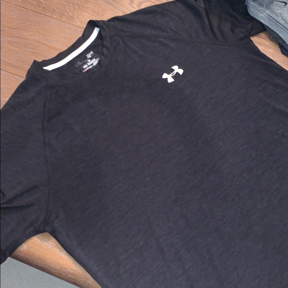 Black under Armour athletic shirt
